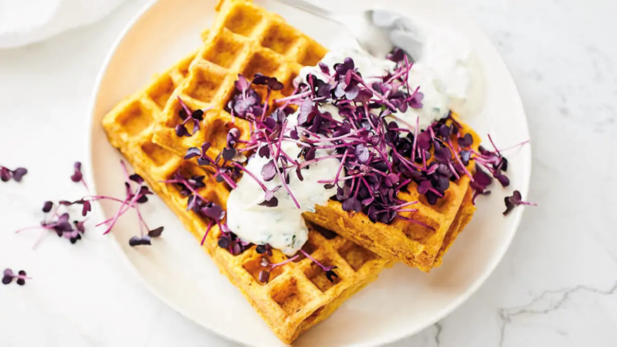 Kürbiswaffeln mit Schnittlauchquark aus dem Kochbuch von Cathy Hummels. Foto: © Coco Lang