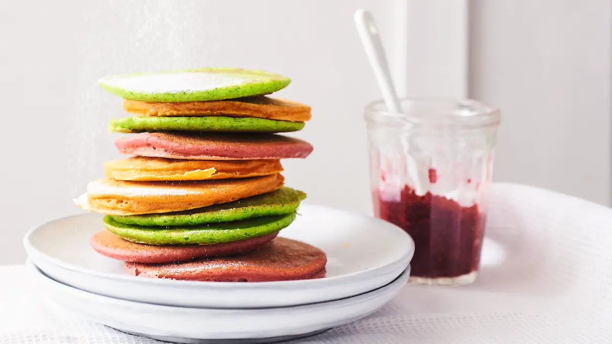 Hübsch anzuschauen: Rainbow-Pancakes aus dem Rezeptbuch von Cathy Hummels. Foto: © Coco Lang