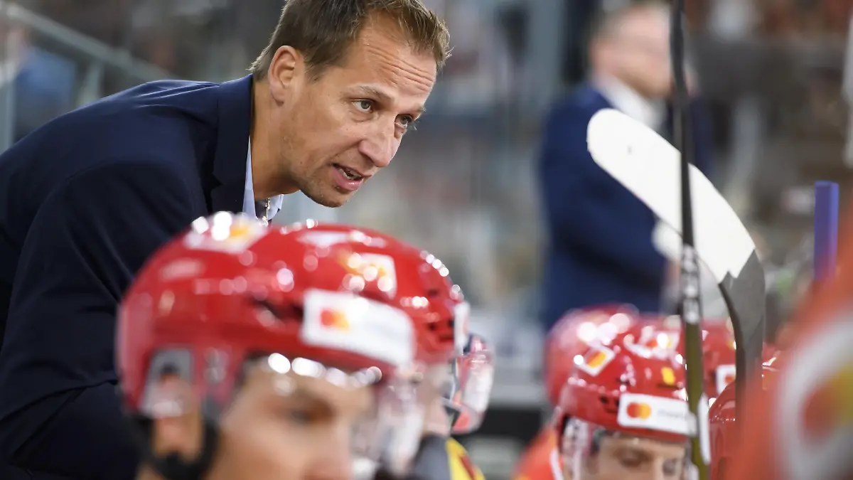Biel Headcoach Antti Toermaenen, speaks with his players, during the Champions Hockey League round of 1 match between Switzerland's EHC Biel-Bienne and Norway's Frisk Asker, at the Tissot Arena in Biel, Switzerland, Thursday, August 29, 2019. (KEYSTONE/Anthony Anex)