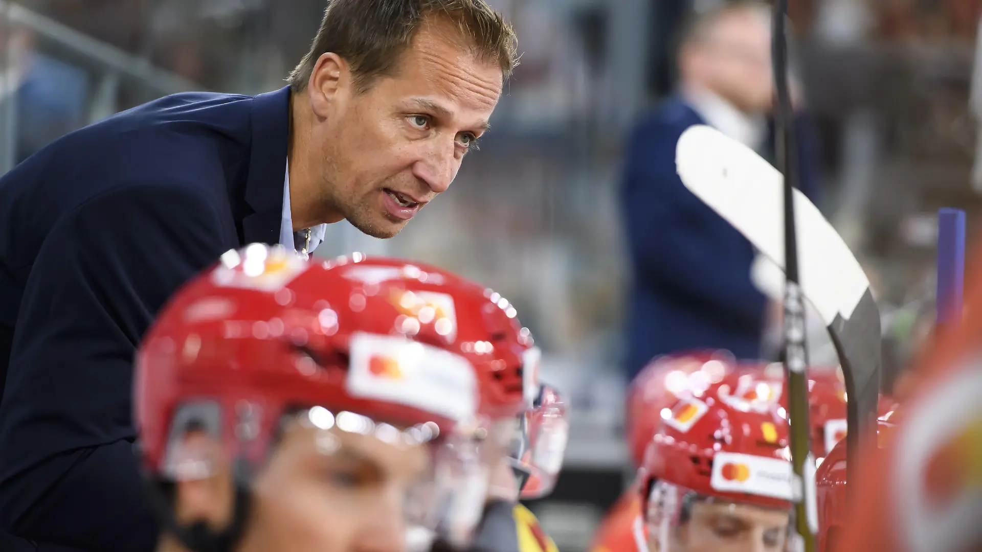 Biel Headcoach Antti Toermaenen, speaks with his players, during the Champions Hockey League round of 1 match between Switzerland's EHC Biel-Bienne and Norway's Frisk Asker, at the Tissot Arena in Biel, Switzerland, Thursday, August 29, 2019. (KEYSTONE/Anthony Anex)