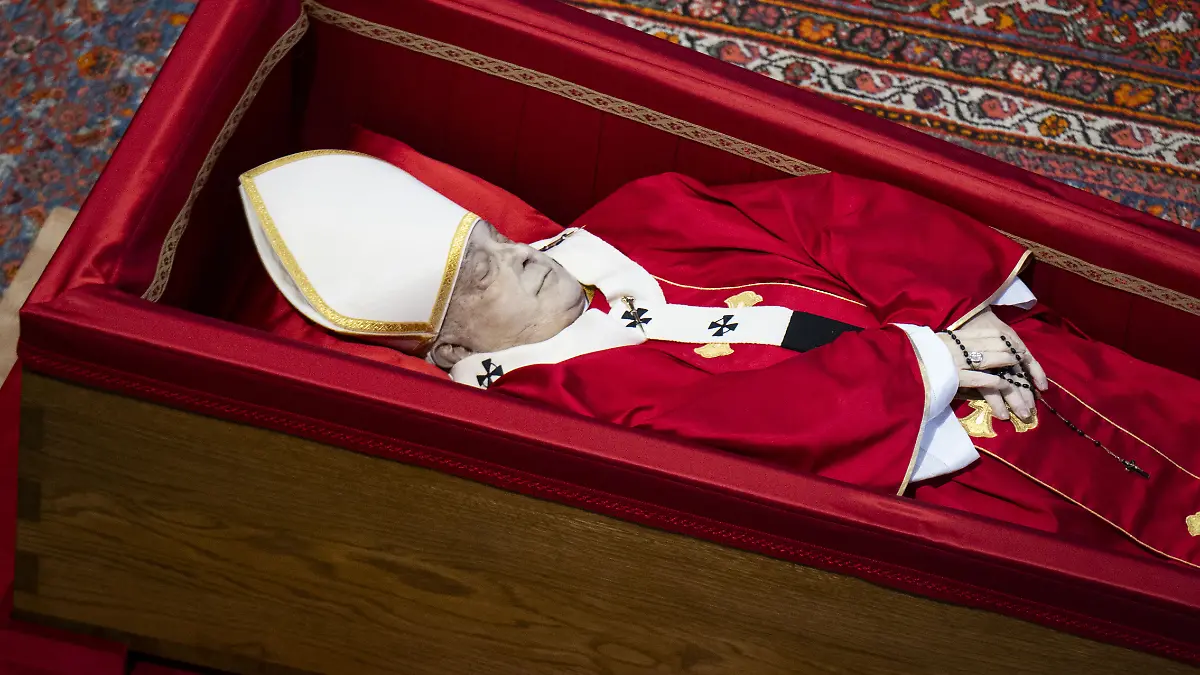 Was hat es mit den Flecken im Gesicht von Papst Franziskus auf sich?