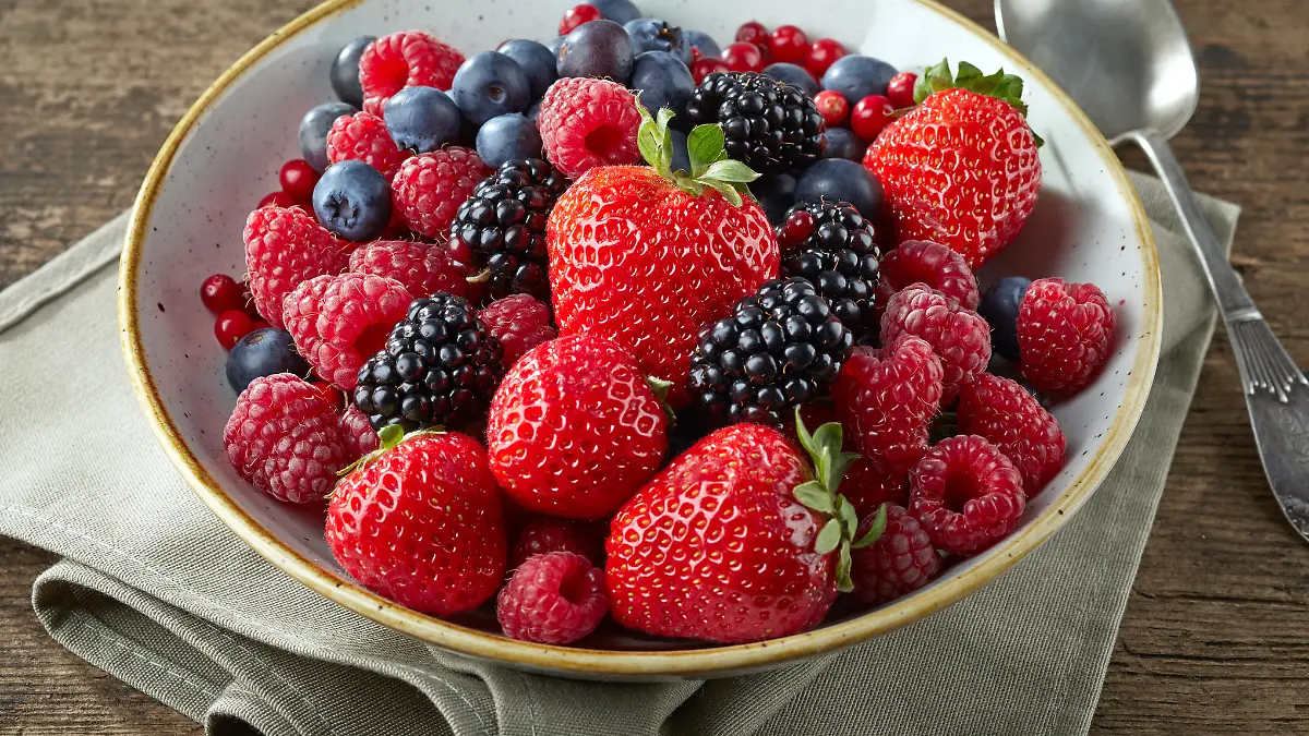 Frische Beeren auf einem Teller.
