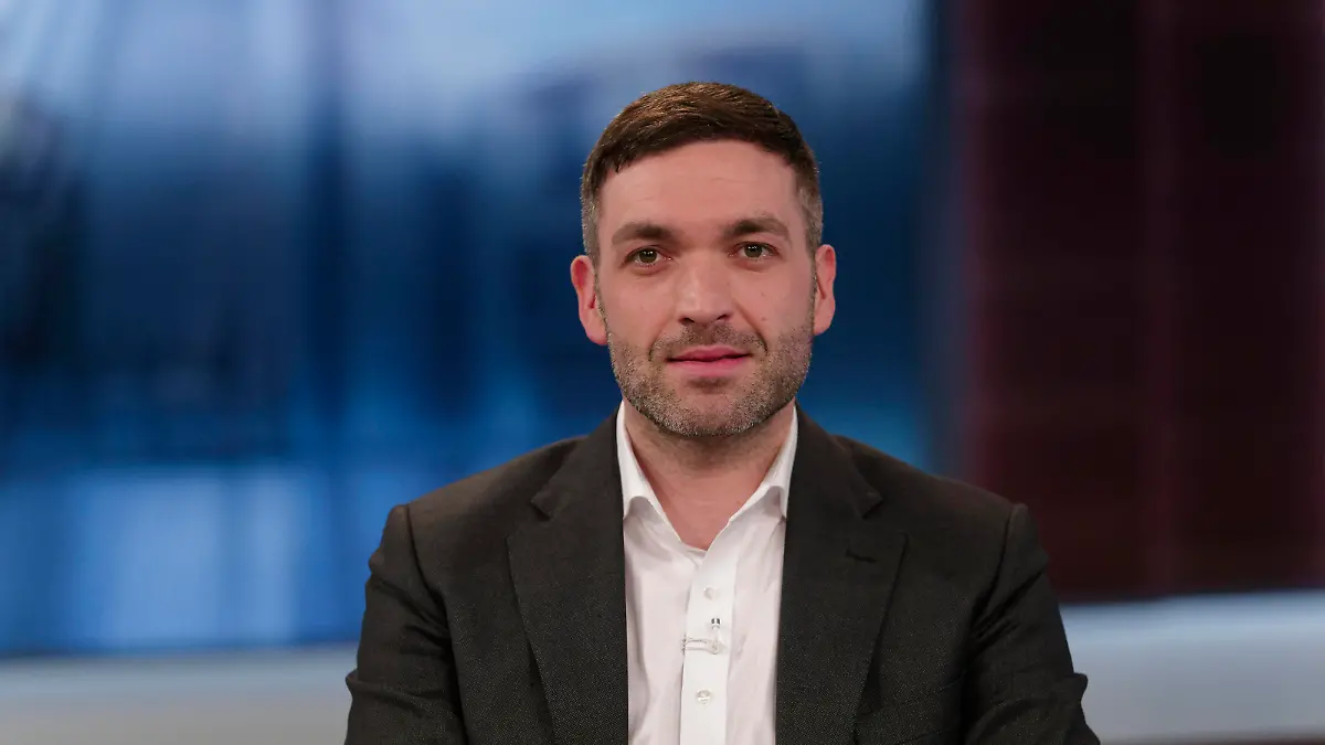 Konstantin Kuhle bei Anne Will 2023-03-26, Deutschland, Berlin - Konstantin Kuhle FDP, Stellvertretender Vorsitzender der Bundestagsfraktion, zu Gast bei Anne Will im Ersten. Thema des ARD-Politiktalks: Schluss mit Gas, Öl, Diesel und Benzin - Hat die Ampel dafuÌˆr einen Plan *** Konstantin Kuhle at Anne Will 2023 03 26, Germany, Berlin Konstantin Kuhle FDP , Deputy Chairman of the Bundestag parliamentary group, as a guest at Anne Will in the First Topic of the ARD Politiktalk end with gas, oil, diesel and gasoline Has the traffic light for this a plan