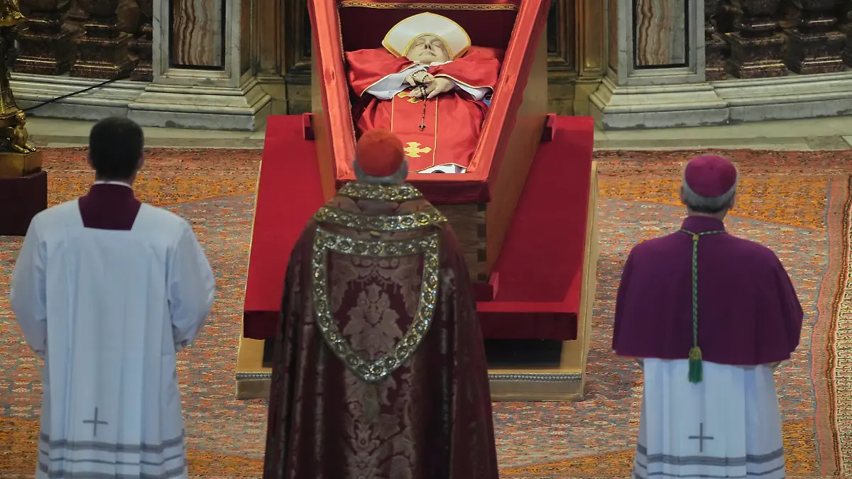 Bis Freitagabend ist Franziskus im Petersdom aufgebahrt.