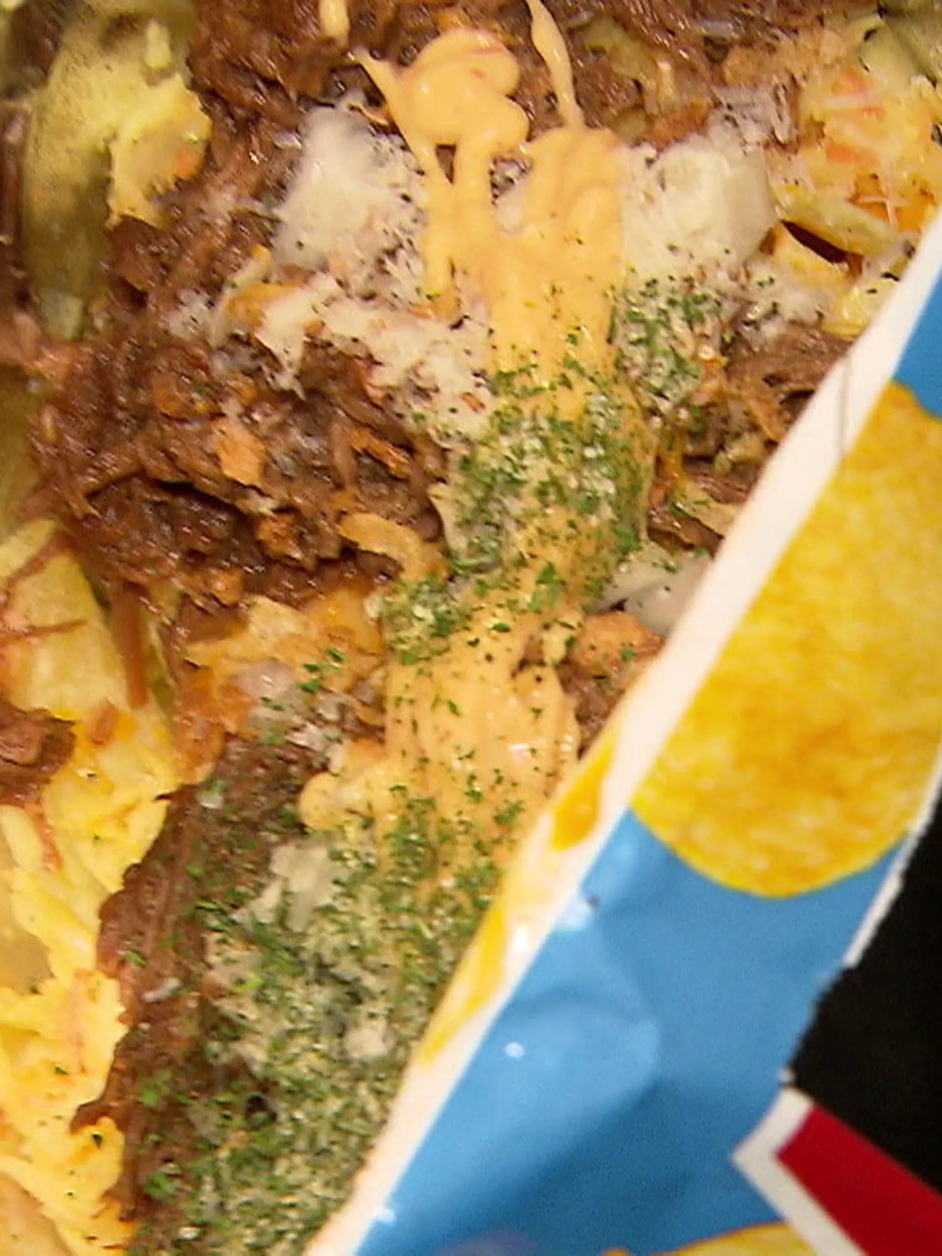Bild zu: "Chips mit Toppings: So schmeckt der neue Imbiss-Hype aus Köln"