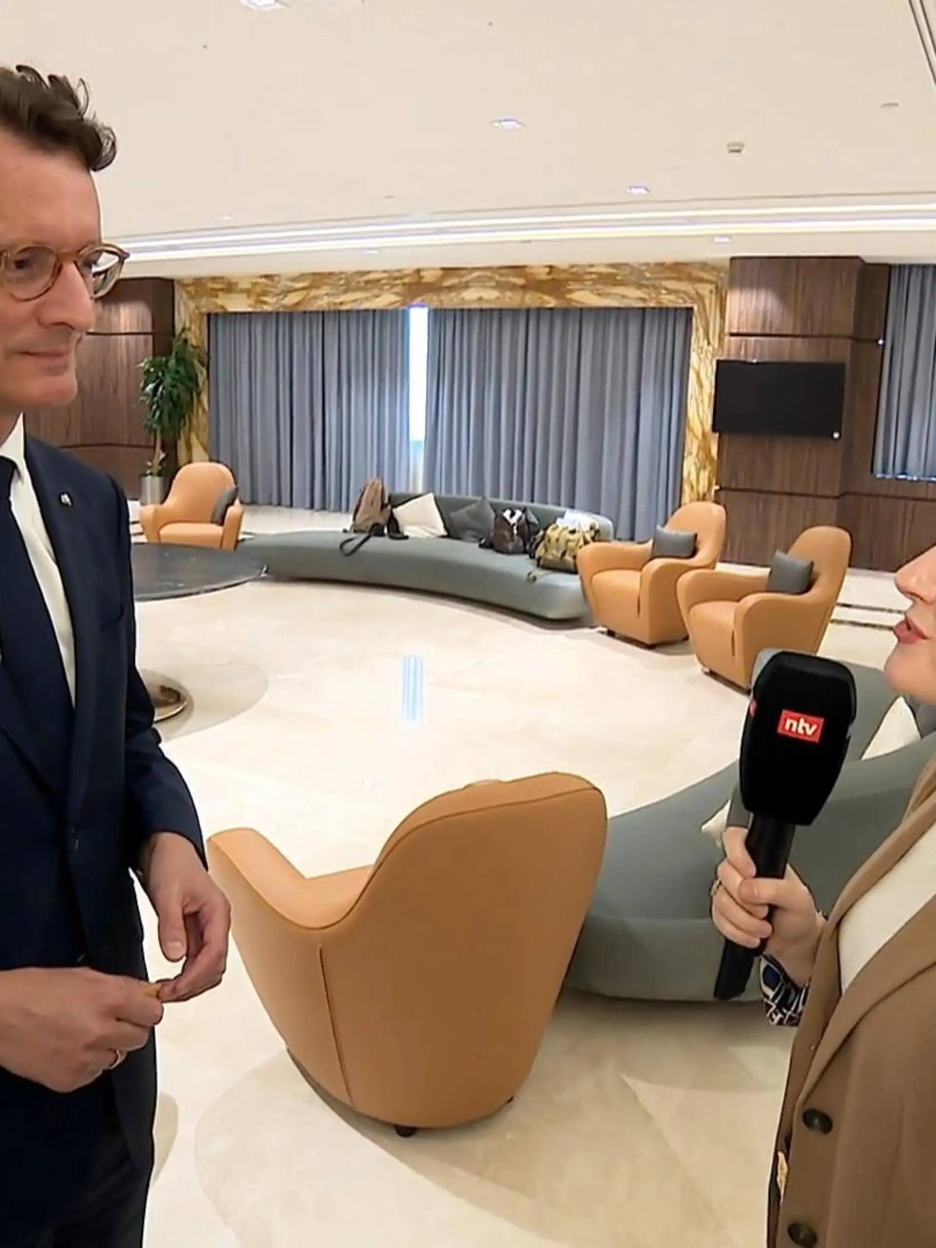 Bild zu: "Hendrik Wüst (CDU) im Interview"