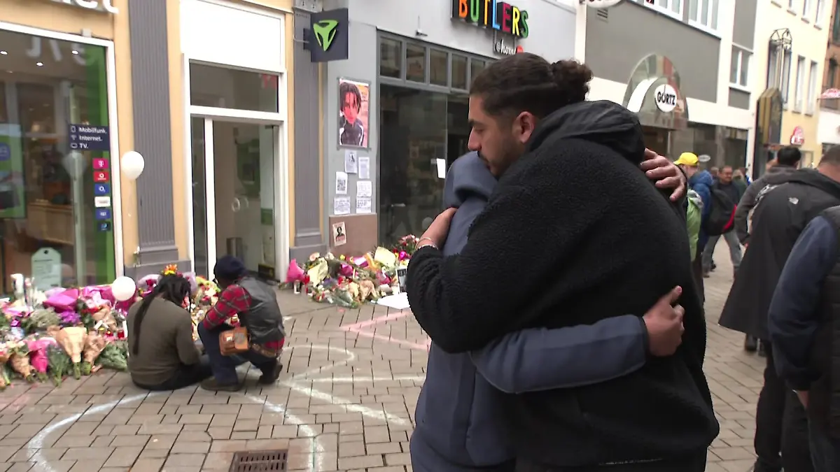Viele Freunde und Angehörige von Lorenz treffen sich am Unglücksort in der Achternstraße.