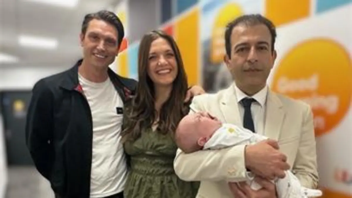 Zweimal geboren, einmal gerettet – Baby Rafferty mit seinen überglücklichen Eltern Lucy und Adam sowie dem Arzt, der beiden das Leben rettete.