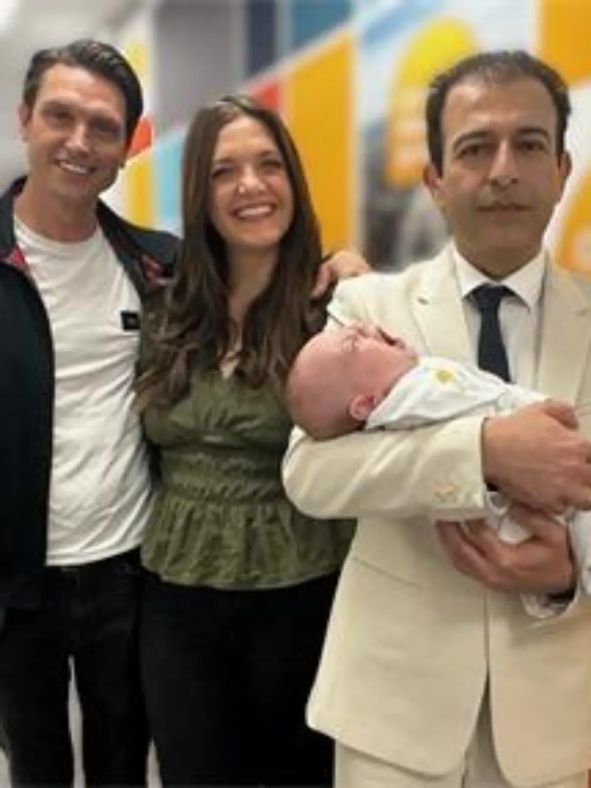 Zweimal geboren, einmal gerettet – Baby Rafferty mit seinen überglücklichen Eltern Lucy und Adam sowie dem Arzt, der beiden das Leben rettete.