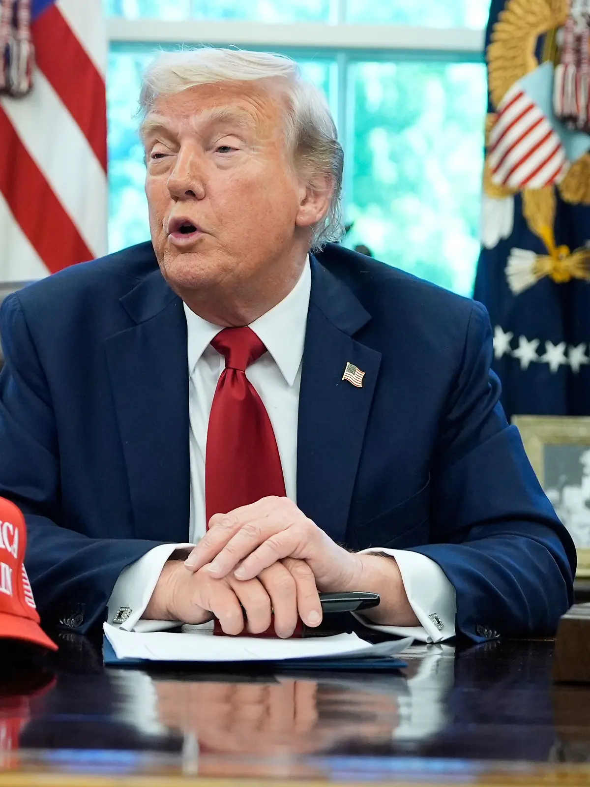 US-Präsident Donald Trump spricht mit Reportern, während er im Oval Office des Weißen Hauses in Washington Durchführungsverordnungen zur Bildung unterzeichnet. 