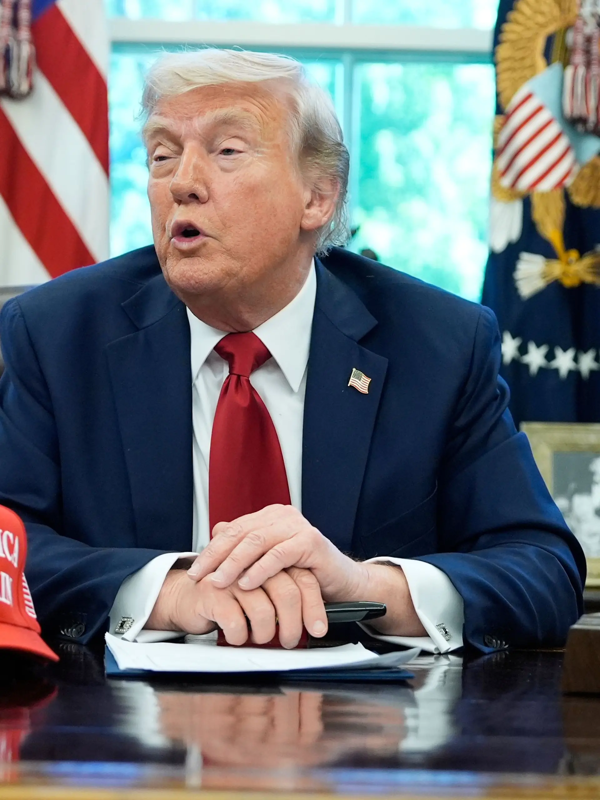 US-Präsident Donald Trump spricht mit Reportern, während er im Oval Office des Weißen Hauses in Washington Durchführungsverordnungen zur Bildung unterzeichnet. 