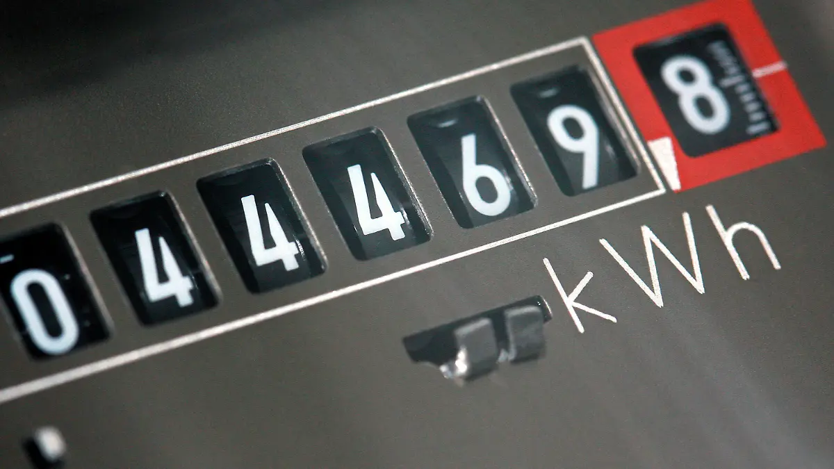 ARCHIV- ILLUSTRATION - Auf einem Stromzähler in einem Privathaus in Schwerin werden am 19.12.2005 die bisher verbrauchten Kilowattstunden angezeigt. Die Neuregelung der Strom- und Gasversorgung hat nicht den erhofften Preisvorteil für die Verbraucher gebracht. Foto: Jens Büttner/dpa (zu dpa/lnw: "Holprig, zäh und widerwillig - 15 Jahre Strommarktliberalisierung" am 20.04.2013) +++(c) dpa - Bildfunk+++