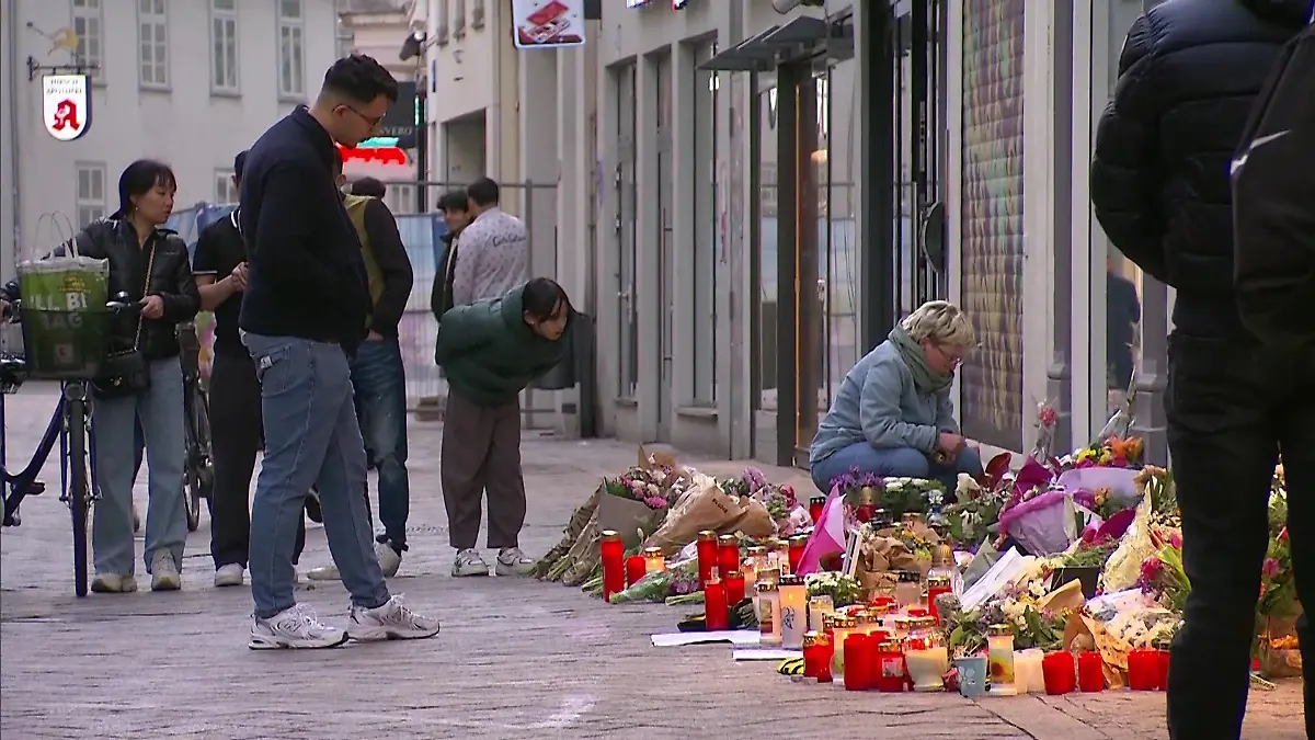 Die Anteilnahme in Oldenburg ist riesig. Immer wieder kommen neue Blumen, Kerzen und Luftballons dazu. 