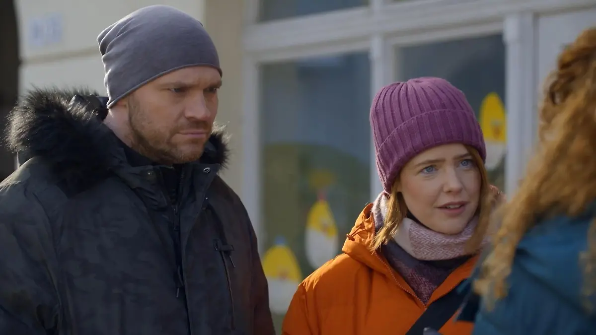 Nina gibt alles, um Erik und Toni in Sachen Standesamt-Termin zu helfen.