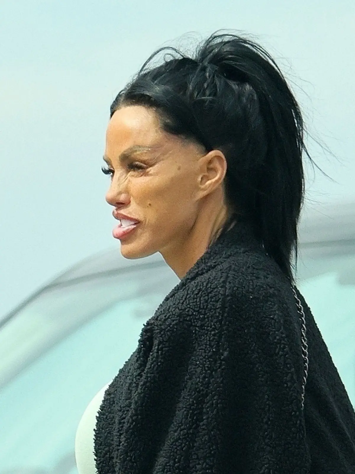 Katie Price hat sich einem Facelift für umgerechnet 11.500 Euro unterzogen. Aktuelle Bilder von ihr erschrecken ihre Fans