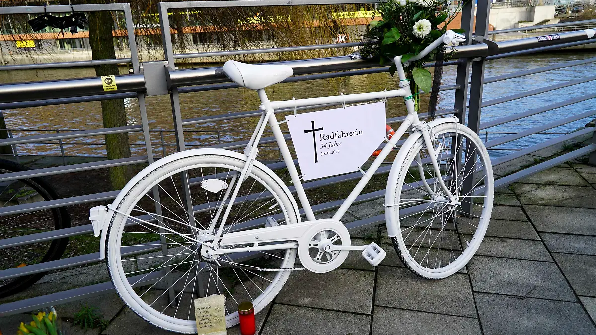 An vielen Orten in ganz Deutschland erinnern weiße Fahrräder an getötete Radfahrerinnen und Radfahrer 