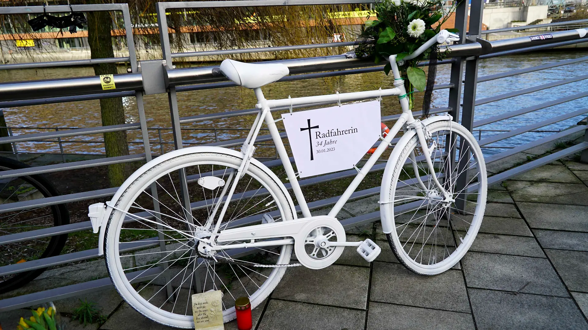 An vielen Orten in ganz Deutschland erinnern weiße Fahrräder an getötete Radfahrerinnen und Radfahrer
