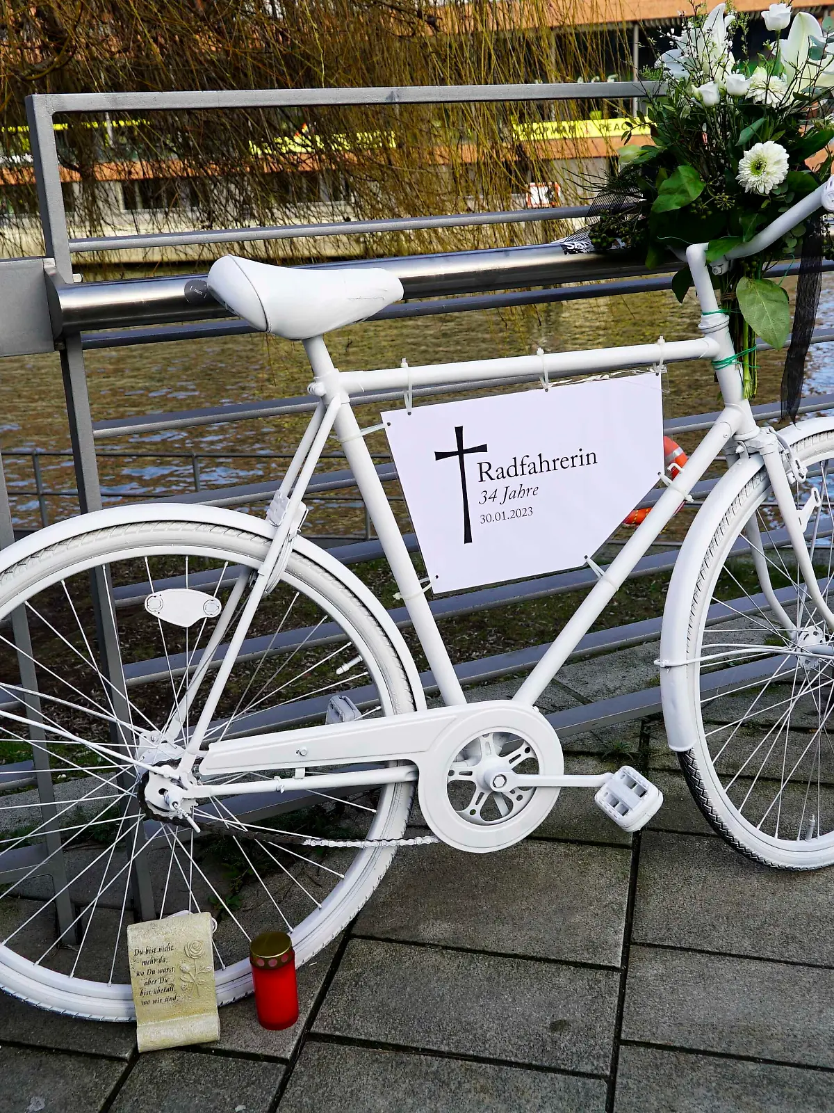 An vielen Orten in ganz Deutschland erinnern weiße Fahrräder an getötete Radfahrerinnen und Radfahrer 