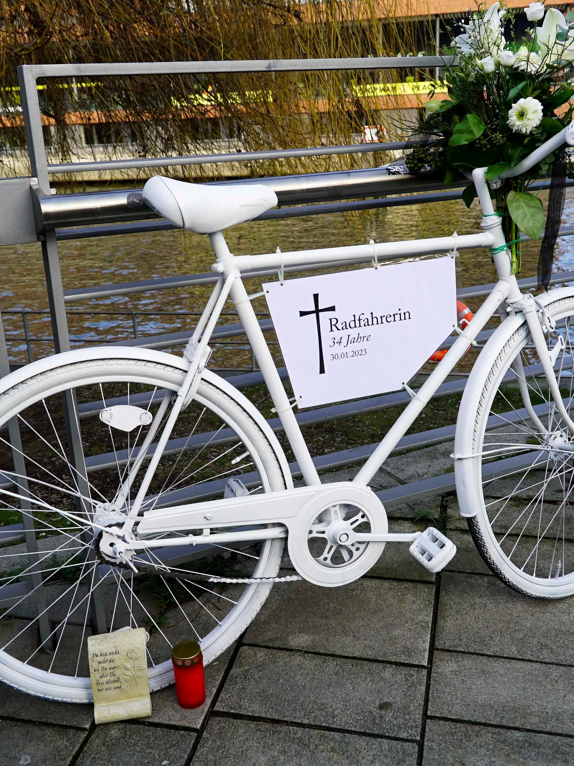 An vielen Orten in ganz Deutschland erinnern weiße Fahrräder an getötete Radfahrerinnen und Radfahrer 