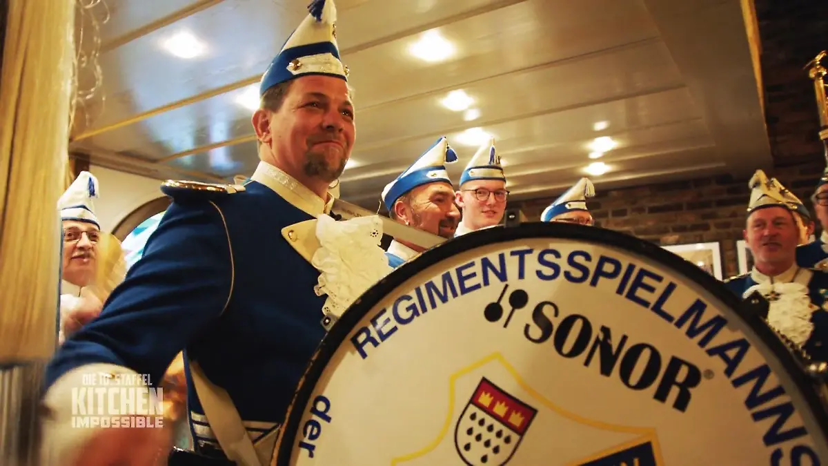 Tim Mälzer darf die "dicke Trumm" bedienen Gleich ist hier Karneval!