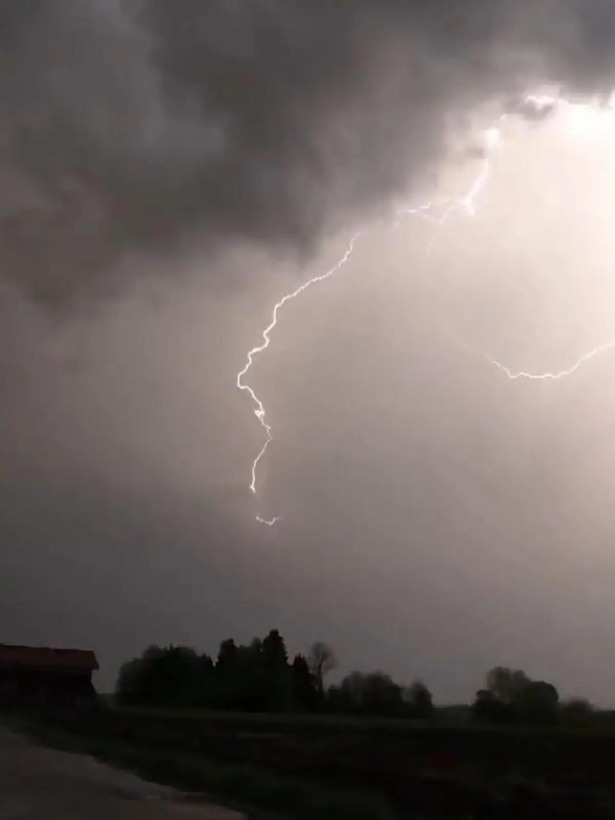 Bild zu: "Blitze im Sekundentakt! Unwetter wütet in Oberbayern"