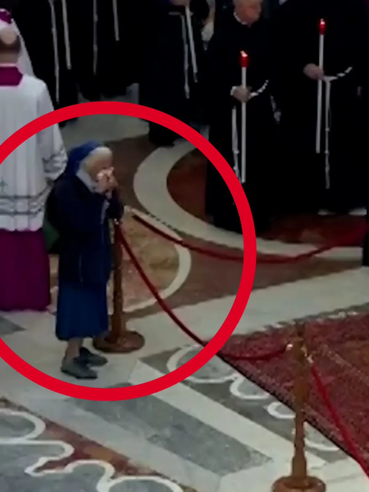 Wer ist die Frau, die hier allein um den Papst weint?