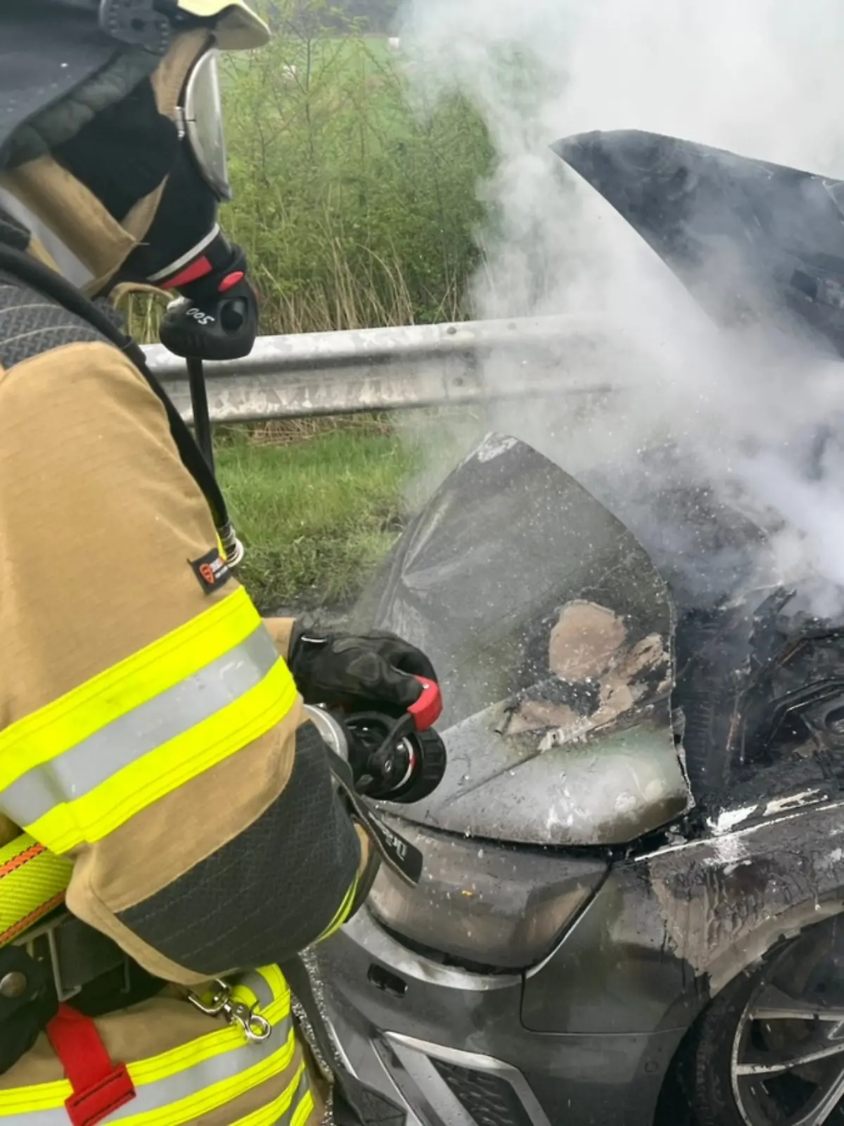 In Höhe der Anschlussstelle Uthlede auf der A27 fängt plötzlich ein Auto an zu brennen.