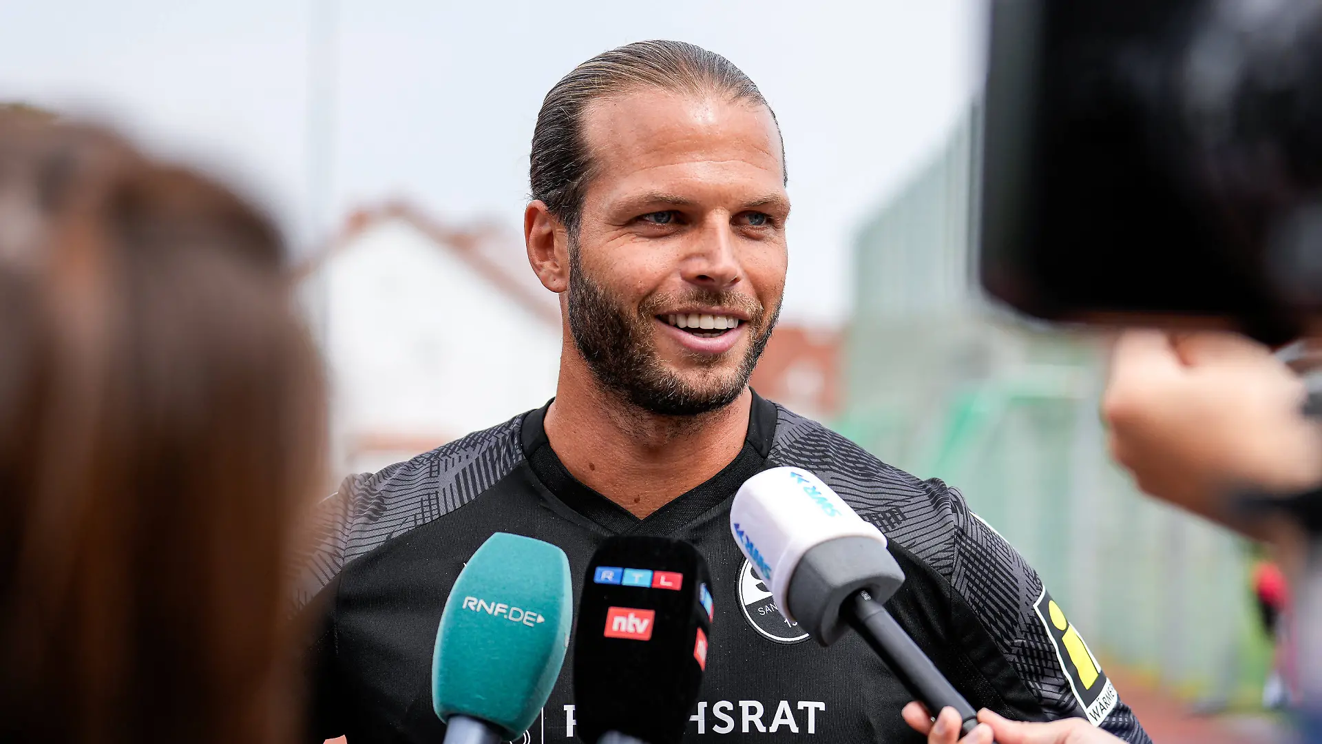 Dennis Diekmeier (SV Sandhausen) mit Mikrofon beim Interview