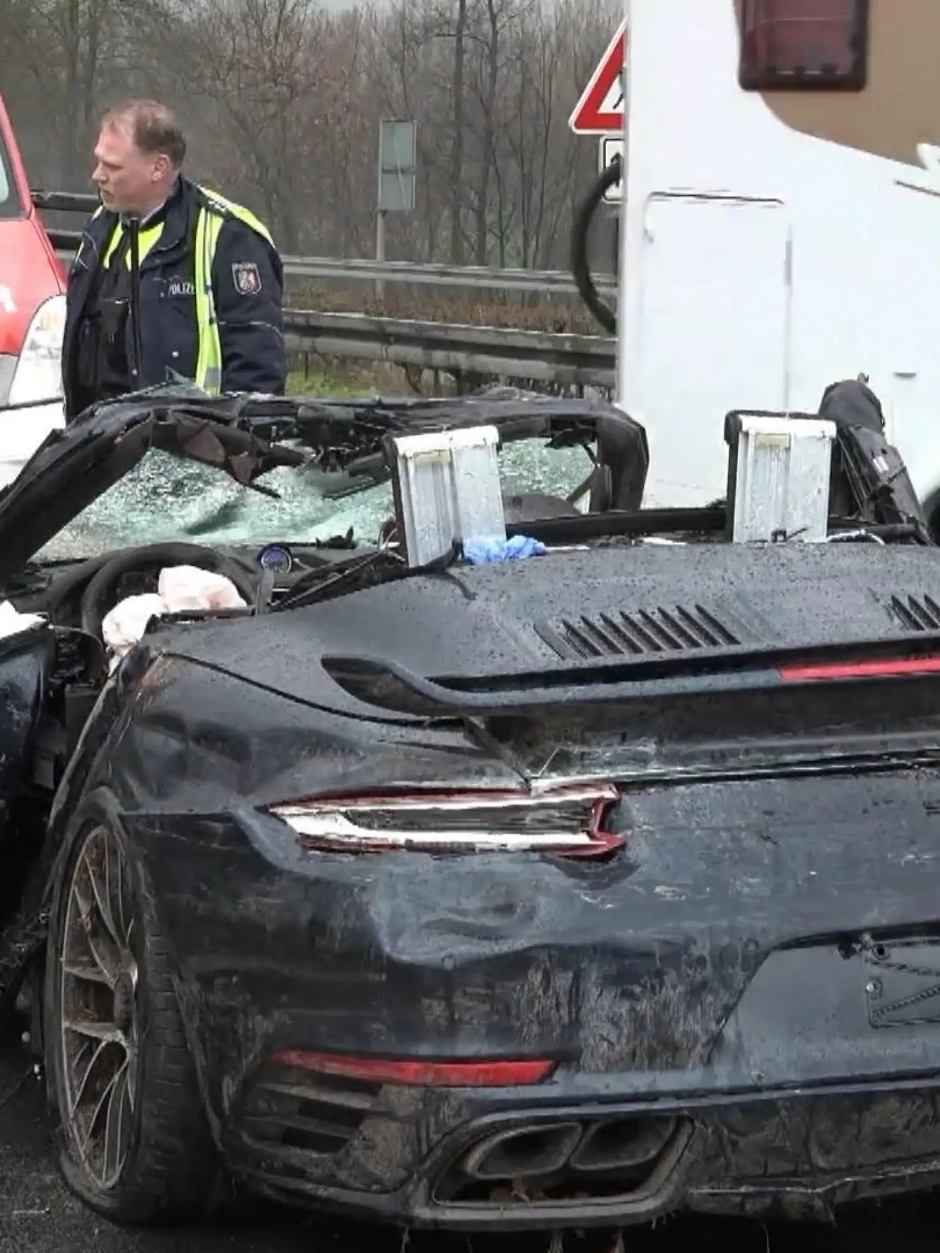 Nur noch Trümmer sind von den Sportwagen mit niederländischen Kennzeichen übrig. Sie waren gerade über die Grenze nach Nordrhein-Westfalen gefahren, als einer der Fahrer die Kontrolle über seinen Porsche verlor und in den Graben raste. Mit seiner Beifahrerin konnte er sich noch aus dem Wrack befreien. Der Fahrer eines zweiten Porsche hielt, um den beiden zu helfen - dann besonders tragisch:
