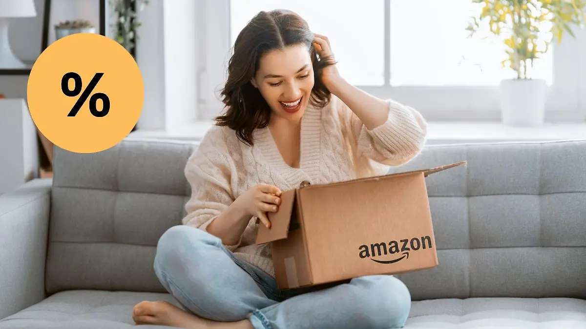 Frau öffnet Amazon-Paket.