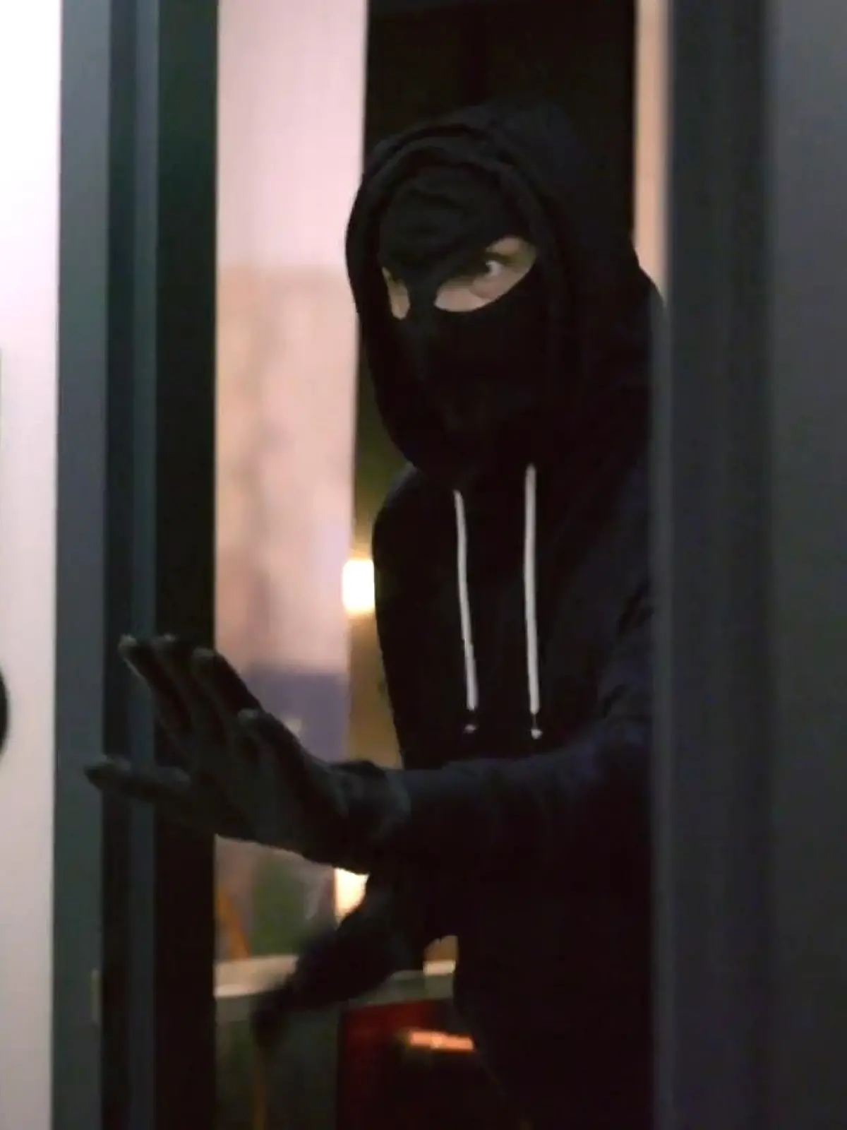Unter uns: Eine vermummte Person dringt in Patrizias Penthouse ein