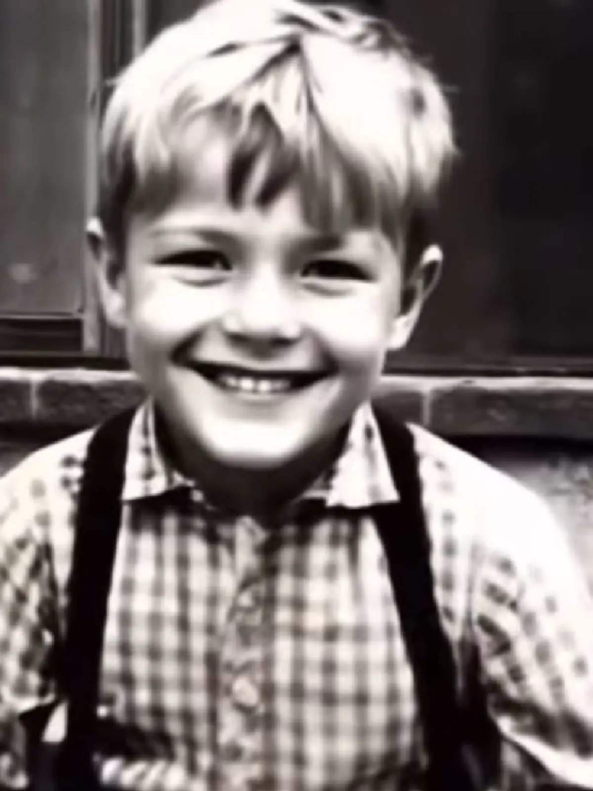 Ein von KI generiertes Video zeigt Dieter Bohlen als Kind.