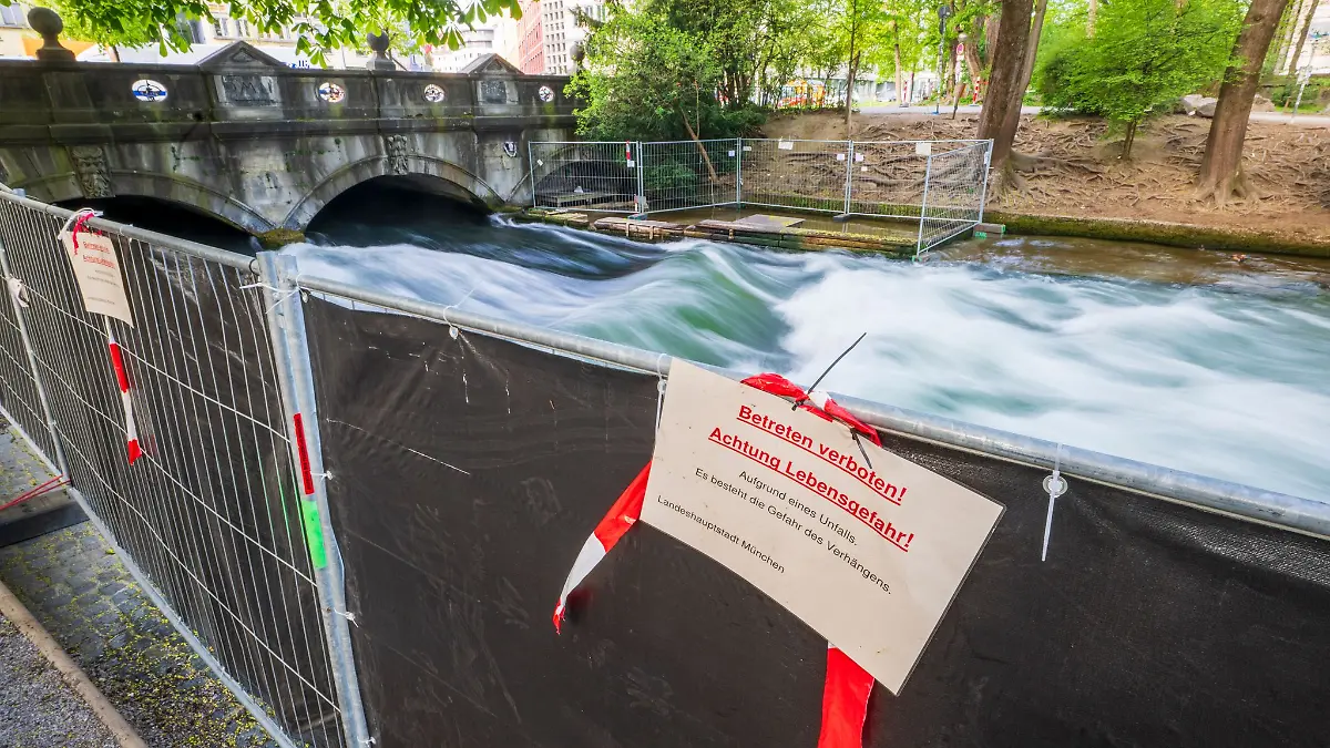 Nach einem schweren Surfunfall erwägen die Behörden, zur Ermittlung der Unglücksursache die Münchner Eisbachwelle zeitweise trockenzulegen.