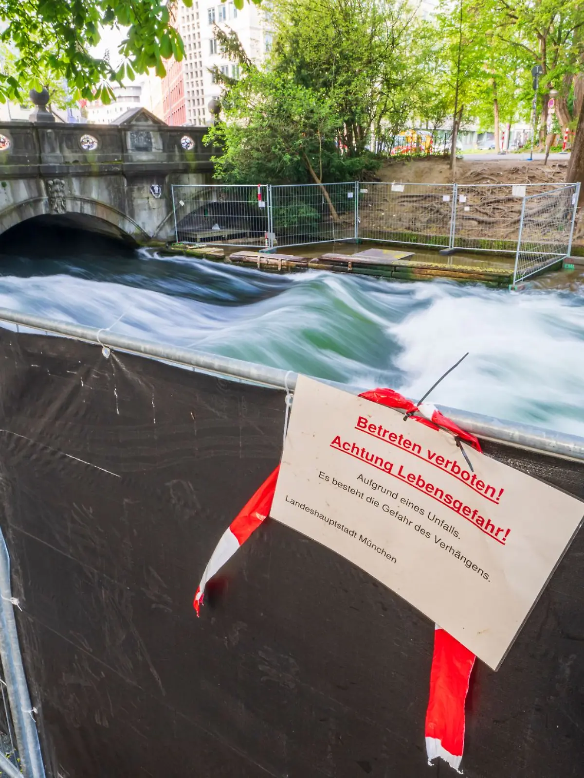 Bild zu: "Surferin stirbt nach fatalem Eisbachwellen-Unfall"