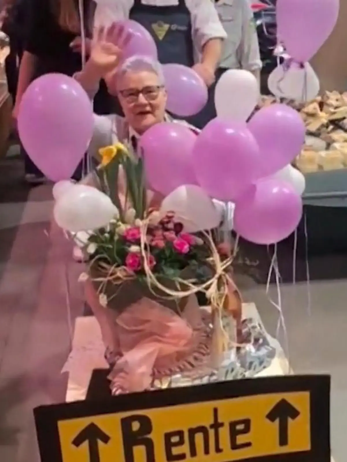 Bild zu: "So rührend wird Edeka-Mitarbeiterin Natalja in den Ruhestand verabschiedet"