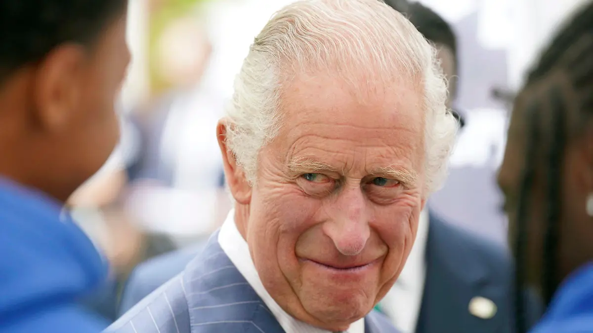 ARCHIV - 12.07.2023, Großbritannien, London: Der britische König Charles III. während eines Empfangs im Clarence House zur Feier von vier Jahrzehnten des Prince of Wales's Charitable Fund. Der britische König Charles III. darf sich in den kommenden Jahren auf einen satten Zuschuss zu seinem Budget für öffentliche Ausgaben («Sovereign Grant») freuen - und das obwohl er prozentual zurückstecken muss. (zu dpa: «König Charles gratuliert Engländerinnen zum WM-Finaleinzug») Foto: Jonathan Brady/Pool PA/AP/dpa +++ dpa-Bildfunk +++
