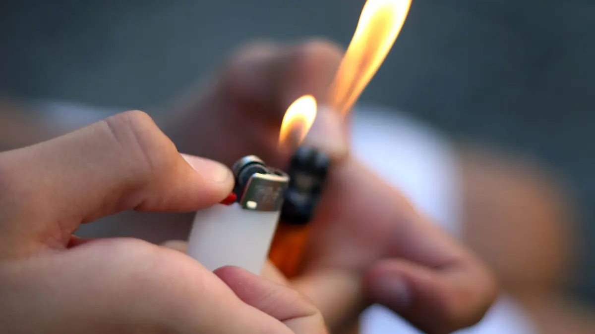 Mit einem Feuerzeug hat ein unbekannter ein Hakenkreuz in eine Tür gebrannt. (Symbolbild)