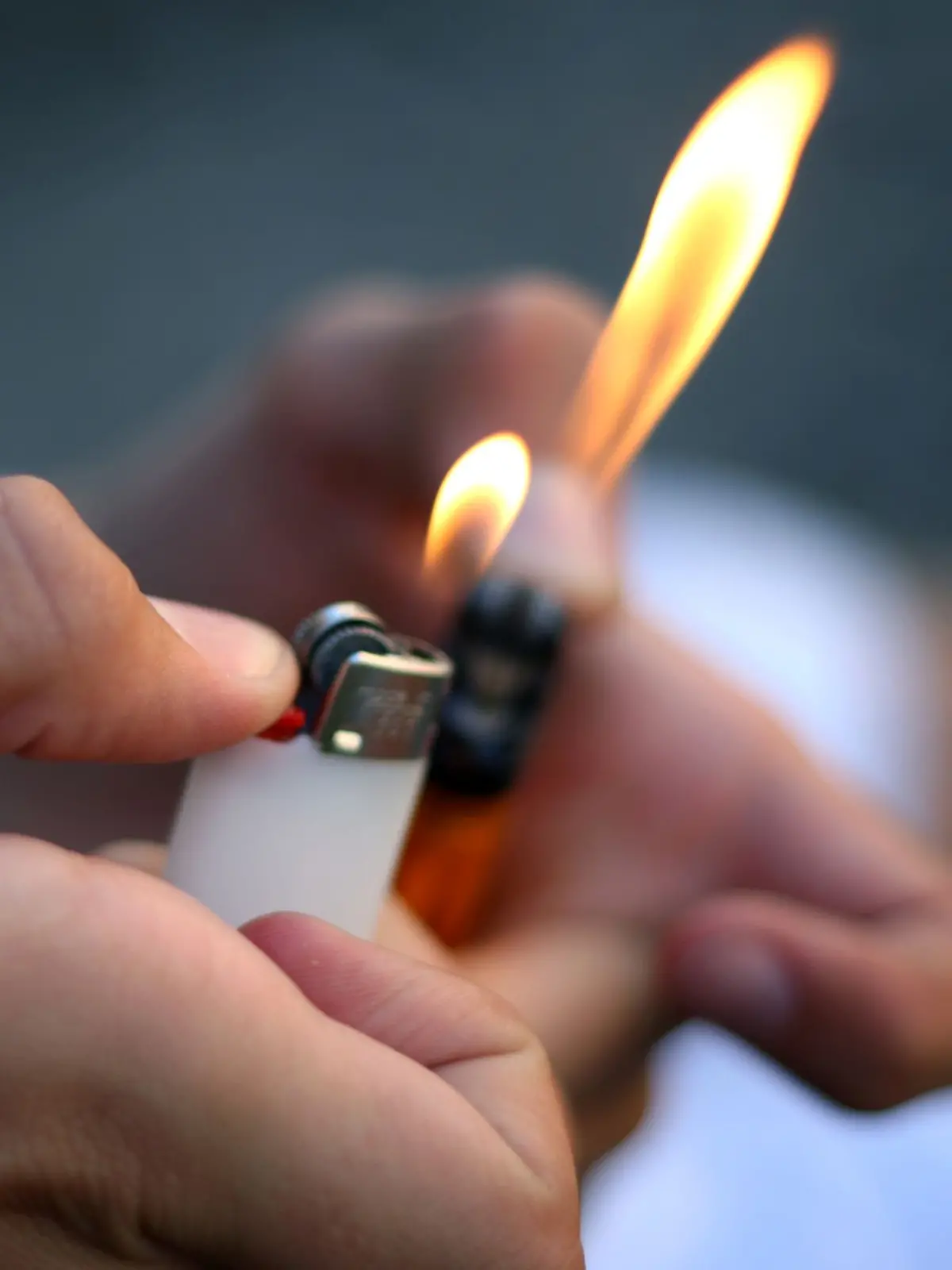 Bild zu: "Frau übergießt Ordnungsamts-Mitarbeiter mit Benzin, dann zückt sie ein Feuerzeug"