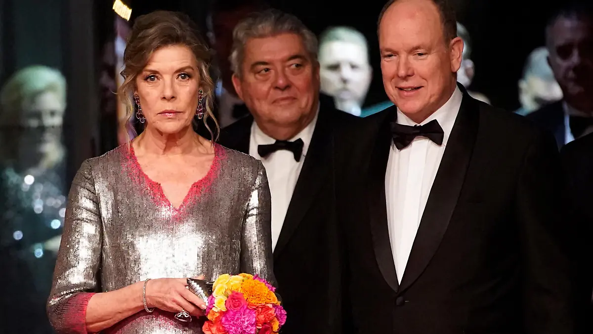25.03.2023, Monaco: Prinzessin Caroline von Hannover und Fürst Albert II. von Monaco kommen zum «Bal de la Rose» (Rosenball) in Monaco. Die Wohltätigkeitsveranstaltung findet jährlich im Fürstentum statt. (Wiederholung mit verändertem Bildausschnitt) Foto: Daniel Cole/AP Pool/dpa +++ dpa-Bildfunk +++