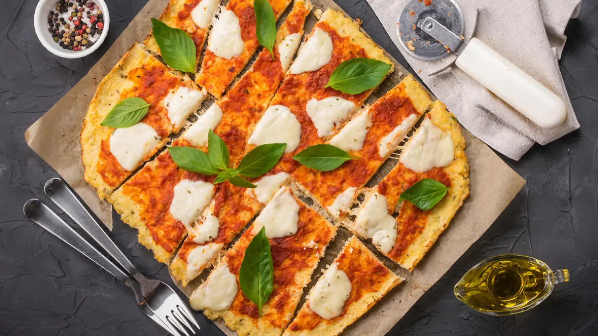 Auch mit Reis-, Mais-, Kartoffel- oder Buchweizenmehl oder glutenfreien Mischungen kann man super Pizza backen
