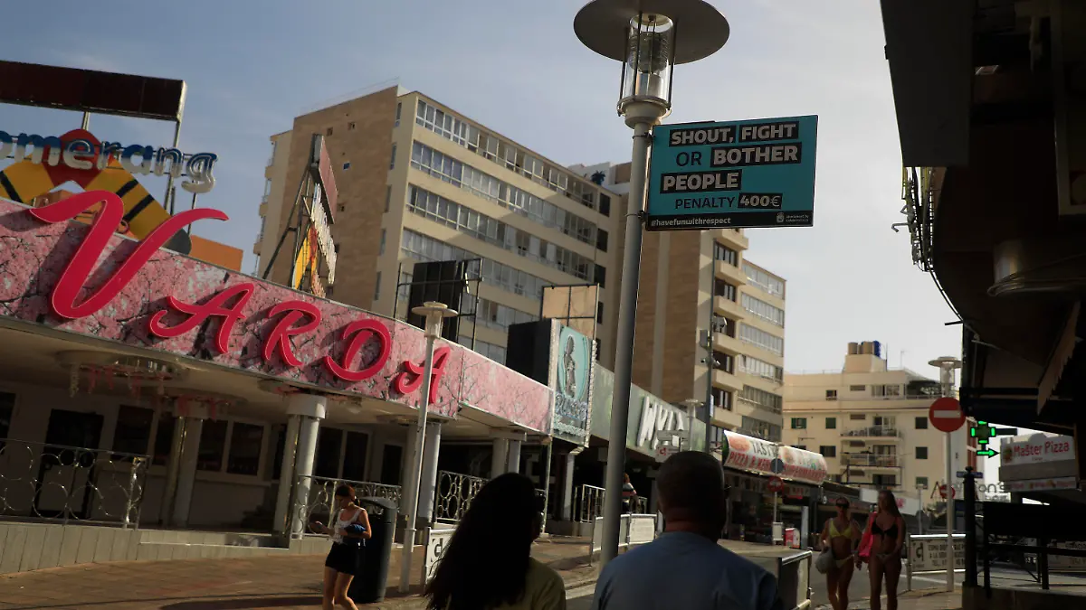 17.08.2023, Spanien, Calvia: Menschen spazieren durch die Straße Punta Ballena in Magaluf. Polizei und Justiz müssen sich auf Mallorca erneut mit einer mutmaßlichen Gruppenvergewaltigung beschäftigen. Foto: Clara Margais/dpa +++ dpa-Bildfunk +++