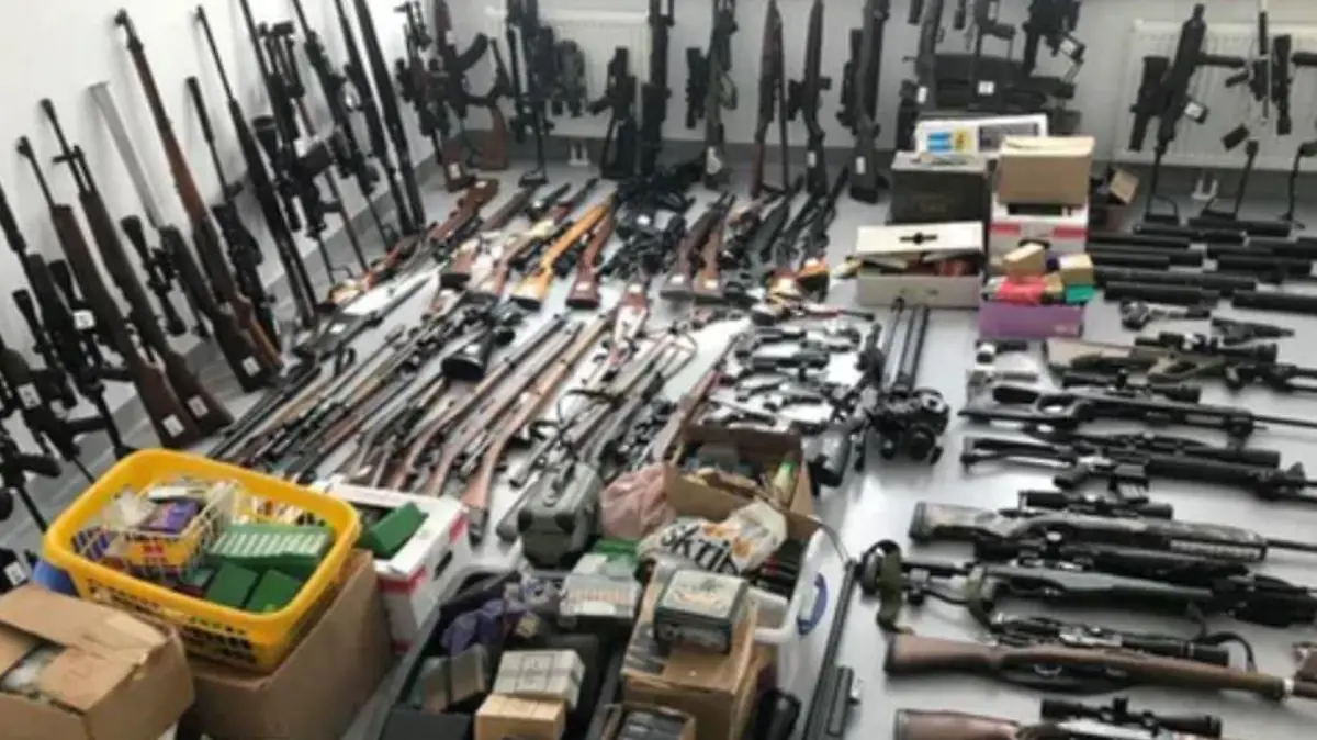 Die Polizei stellen mehr als 100 Waffen sicher.