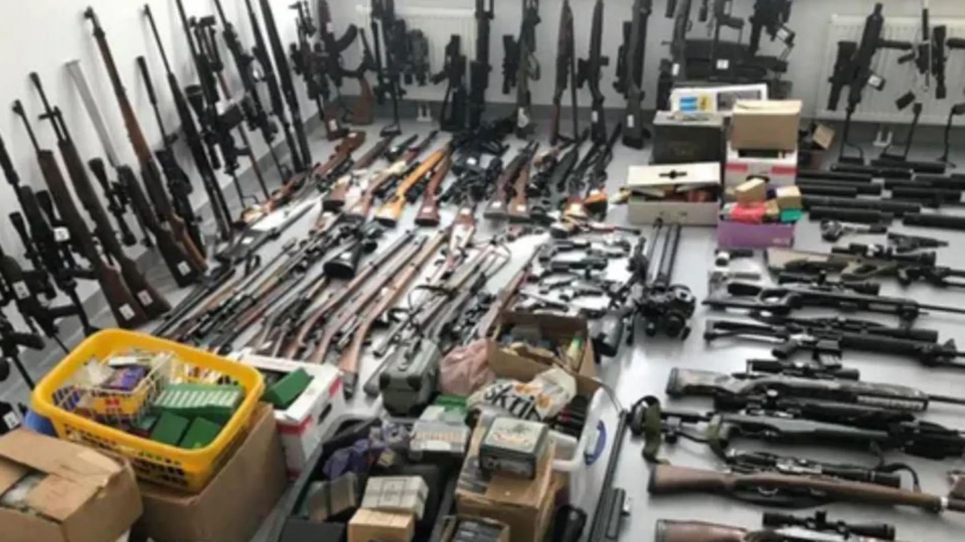 Die Polizei stellen mehr als 100 Waffen sicher.