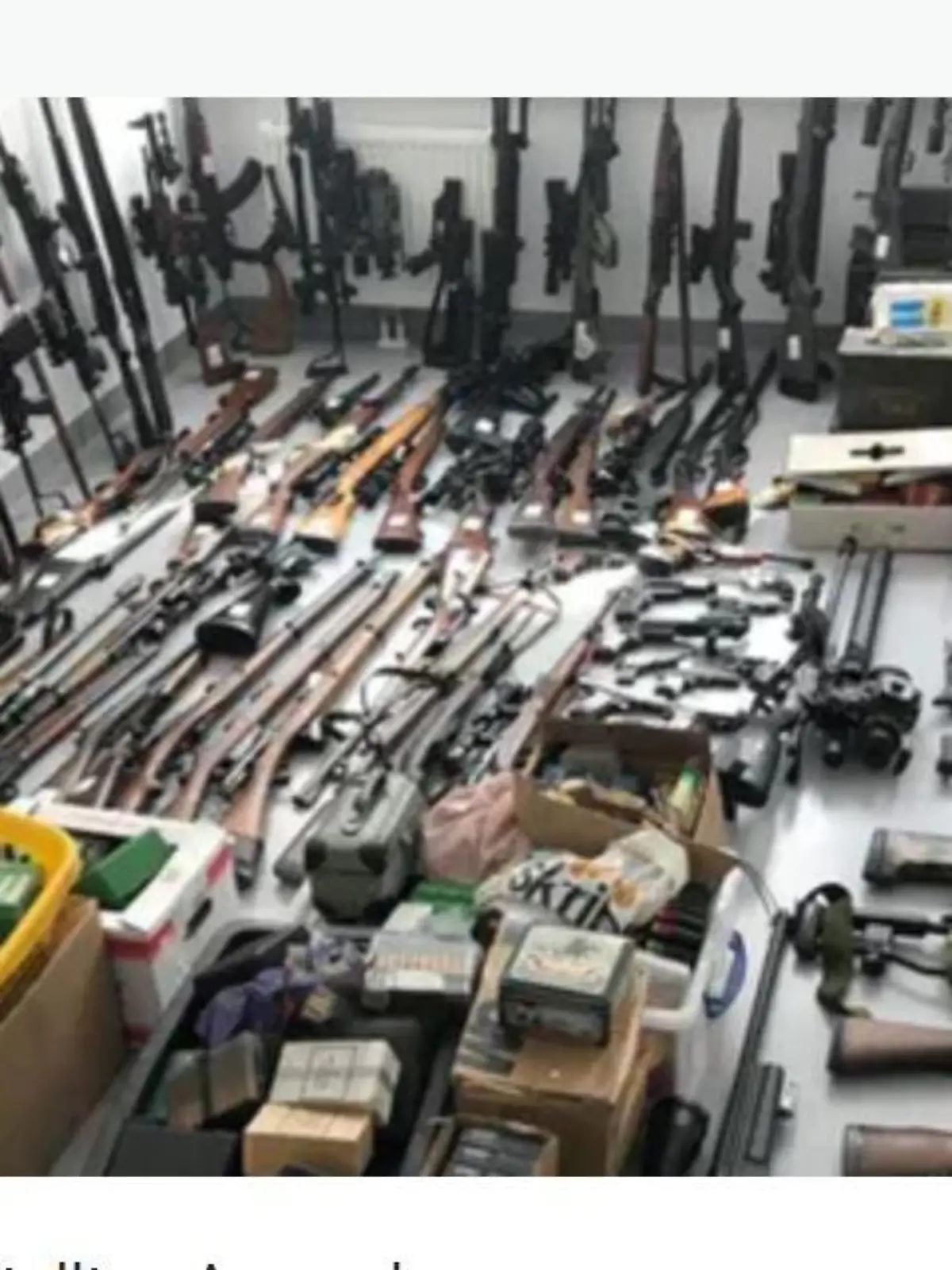 Die Polizei stellen mehr als 100 Waffen sicher.