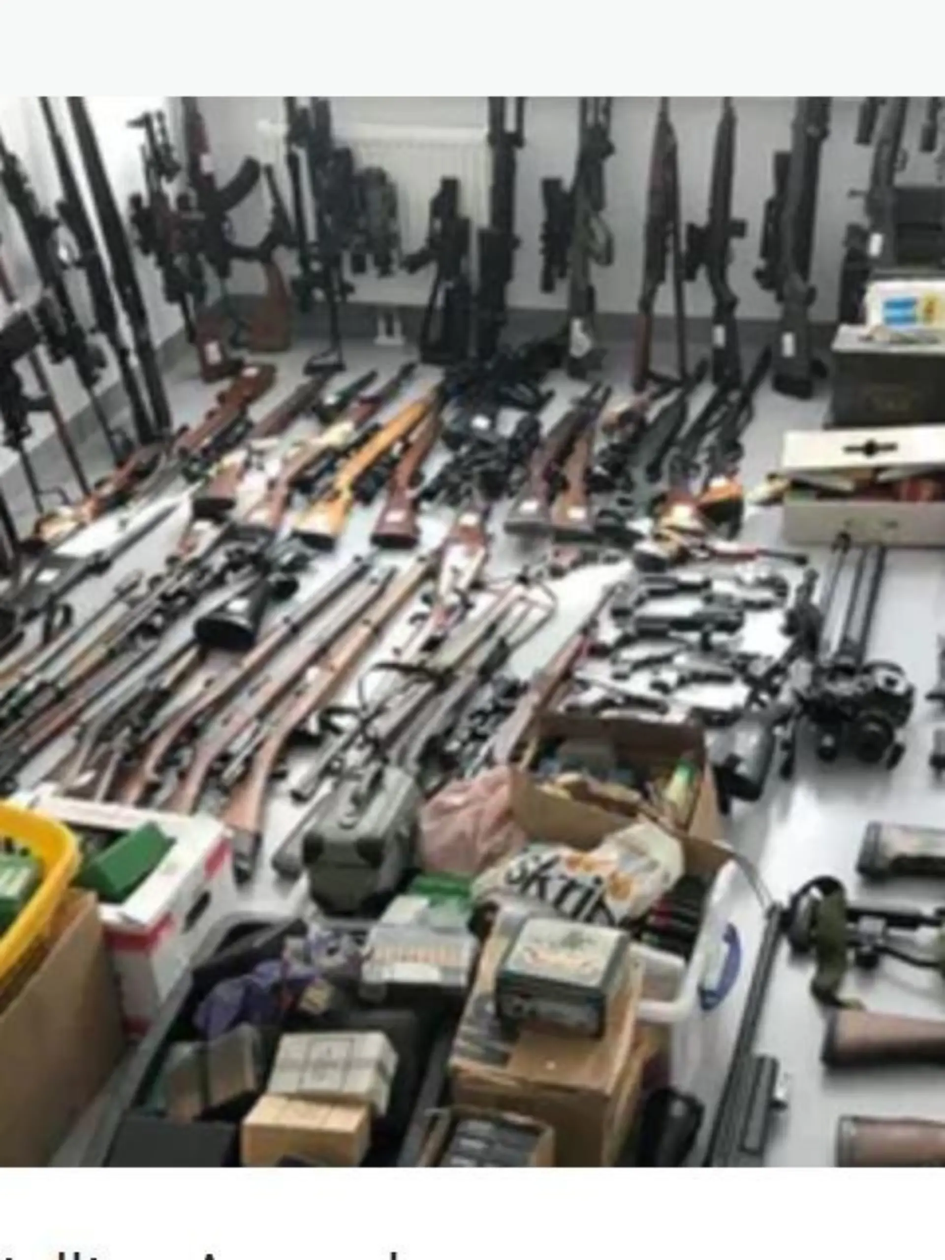 Die Polizei stellen mehr als 100 Waffen sicher.