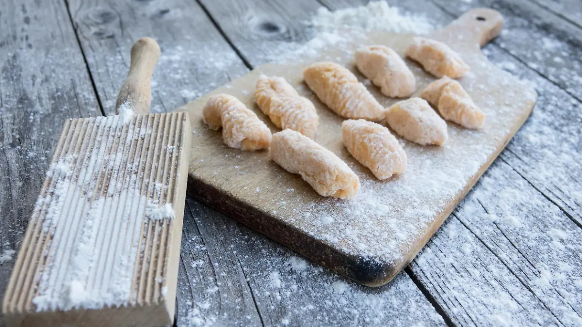 Gnocchi bestehen zu einem großen Teil aus Kartoffeln - die sind schon mal glutenfrei. Das Mehl muss man ersetzen durch eins ohne Gluten - oder nimmt gleich ein glutenfreies Gnocchi-Rezept