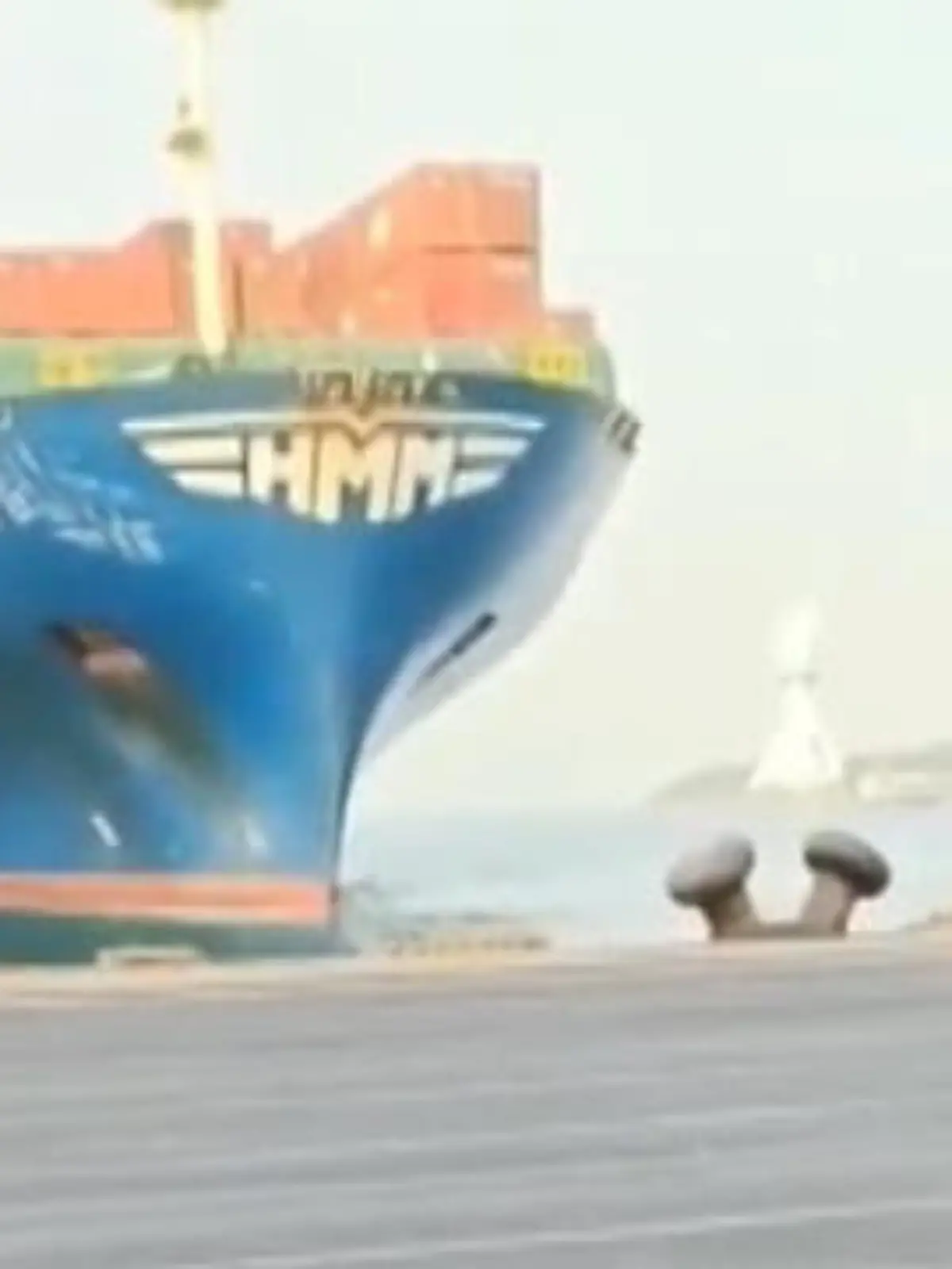 Ein 75.000 Tonnen schwerer Frachter will in Taiwan im Hafen anlegen. Doch er ist viel zu schnell und kracht gegen die Mauer. Warnung über Funk ließ der Kapitän unbeantwortet. Der Grund: er soll betrunken gewesen sein. Welche Konsequenzen das nun hat, sehen Sie im Video.