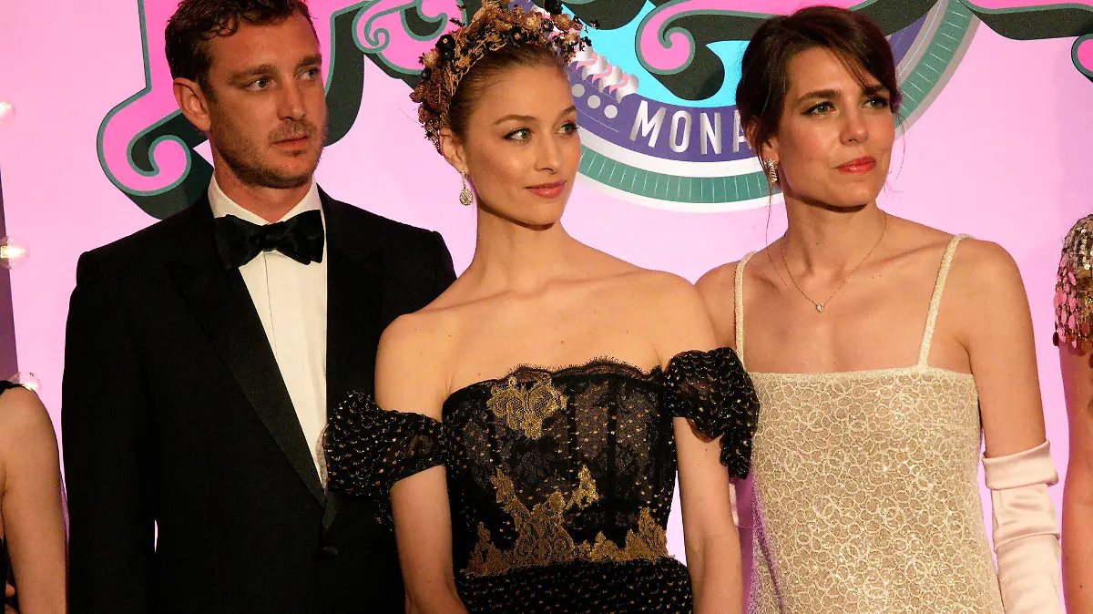 25.03.2023, Monaco: Prinzessin Alexandra von Hannover (l-r), Pierre Casiraghi, Beatrice Borromeo, Charlotte Casiraghi und Tatiana Santo Domingo kommen zum «Bal de la Rose» (Rosenball) in Monaco. Die Wohltätigkeitsveranstaltung findet jährlich im Fürstentum statt. Foto: Daniel Cole/AP Pool/dpa +++ dpa-Bildfunk +++