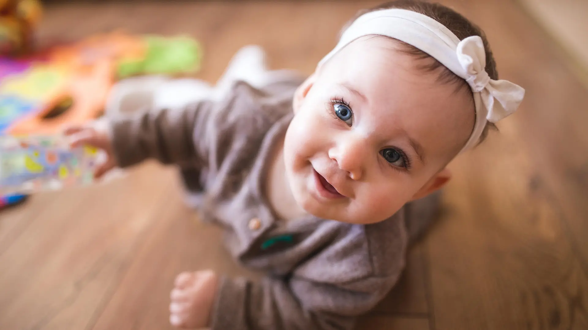 Süßes Baby hebt den Kopf