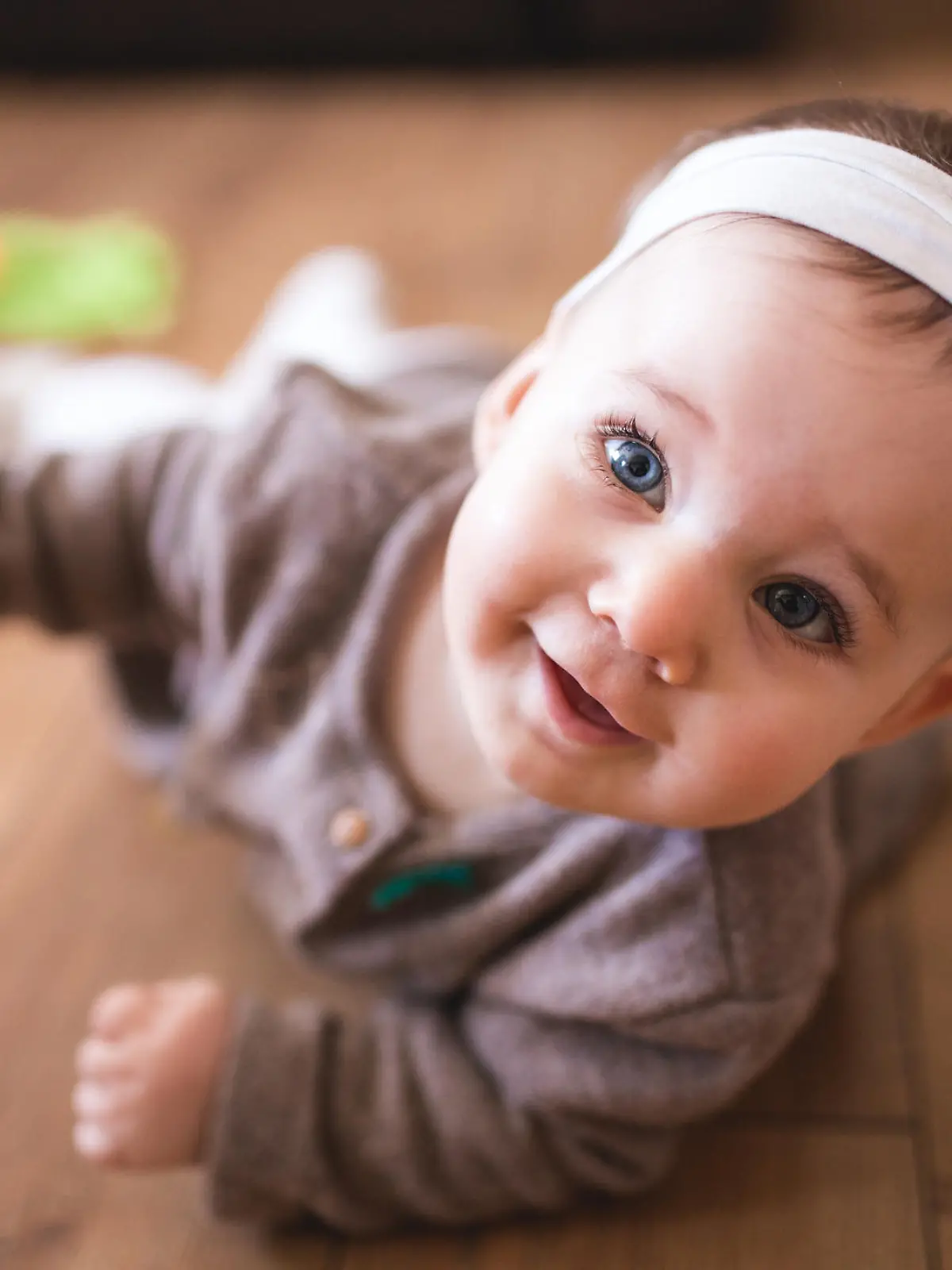 Süßes Baby hebt den Kopf